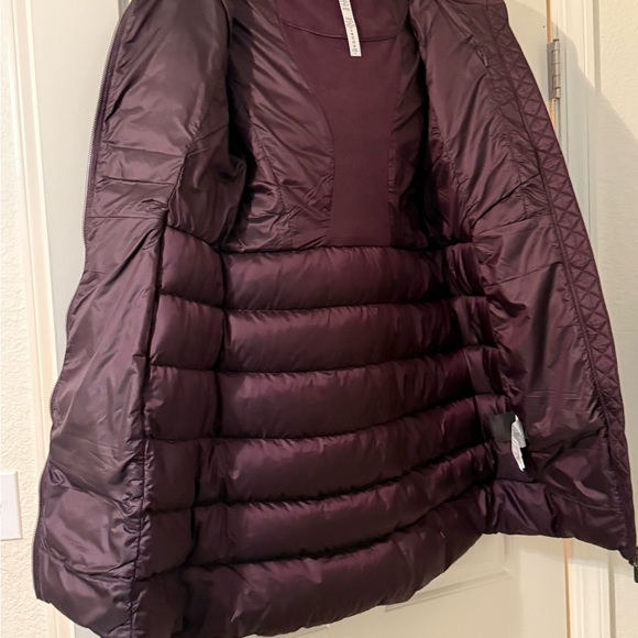 Lululemon Athletica Goose Down Hooded Puffer Jacket in Black Cherry (Burgundy) 6 - Picture 9 of 10